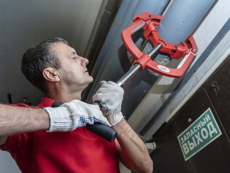 Труборез V4S с хомутной защелкой, применение