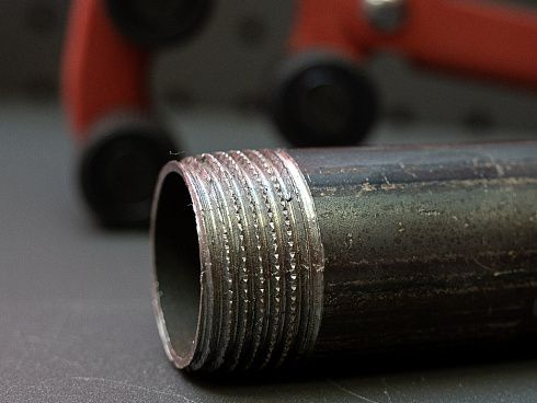 Труба с нанесёнными насечками устройством для обработки края резьбы Voll